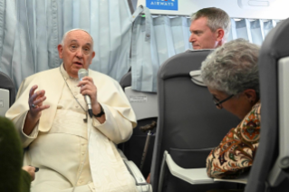 8-Viaggio Apostolico in Ungheria: Incontro del Santo Padre con i giornalisti durante il volo di ritorno